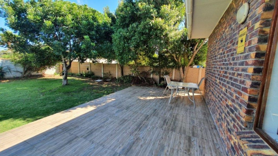 To Let 3 Bedroom Property for Rent in Wavecrest Eastern Cape